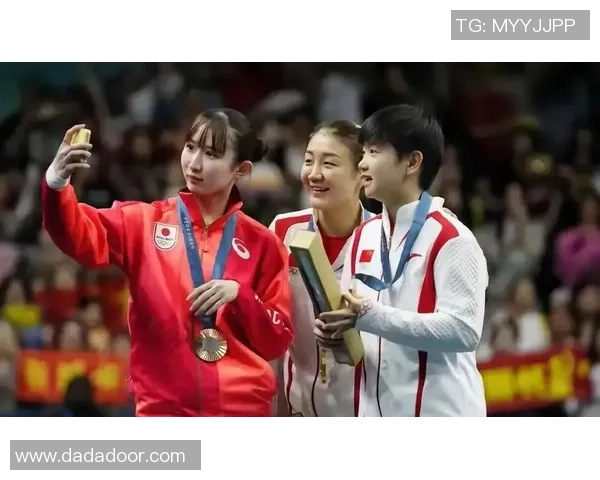 足球明星竖中指事件引发热议社交媒体上争议不断引发球迷讨论